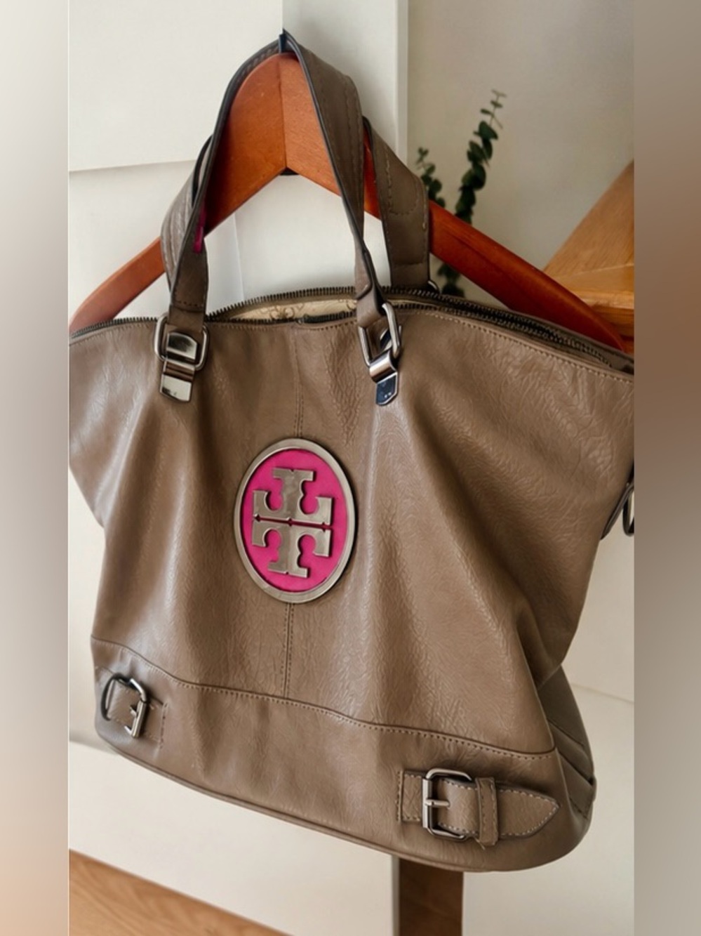 Tory Burch Amanda Easy Tote Y2K Taupe Leather Hot Pink Logo (Amanda Logo Tote) - Picture 2 of 8